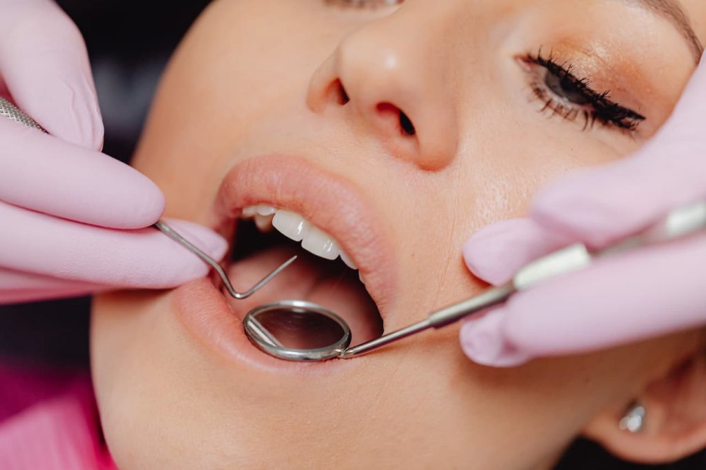 Rozchwiane zęby – przyczyny powstania i metody leczenia