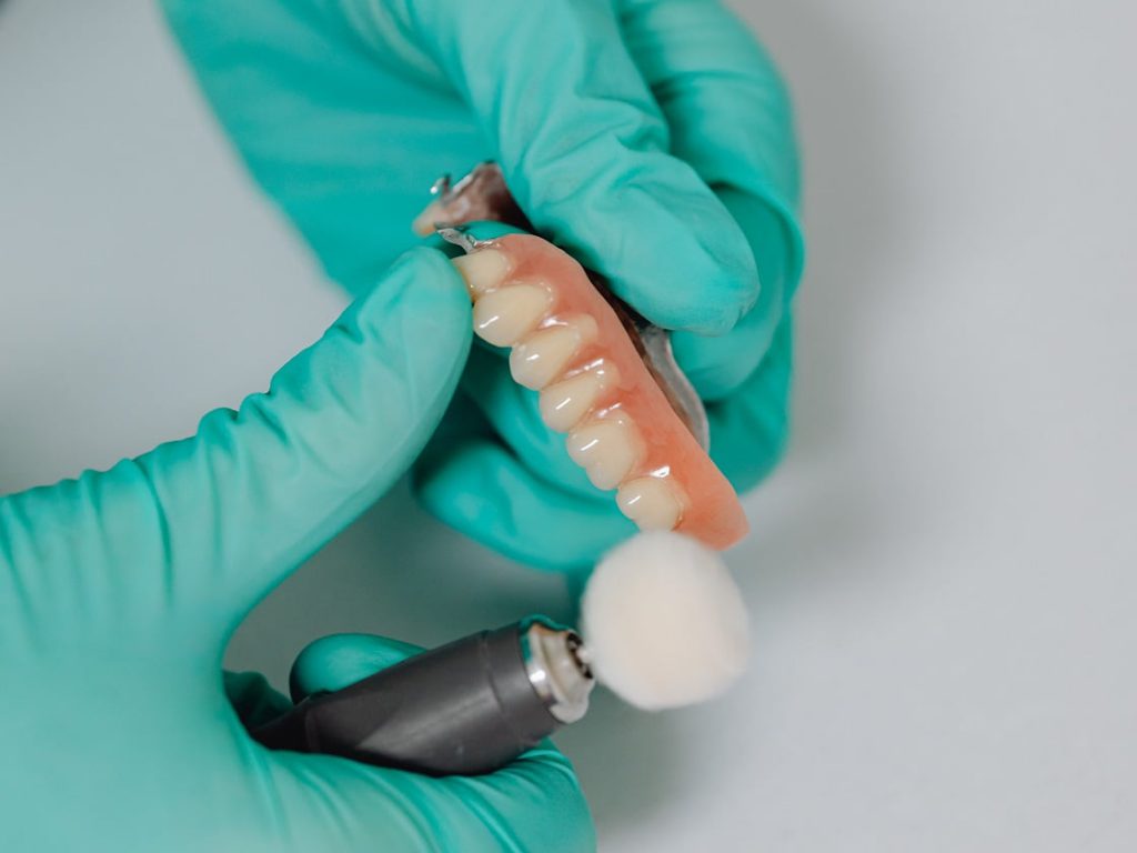 Naprawa protez zębowych – ile kosztuje?